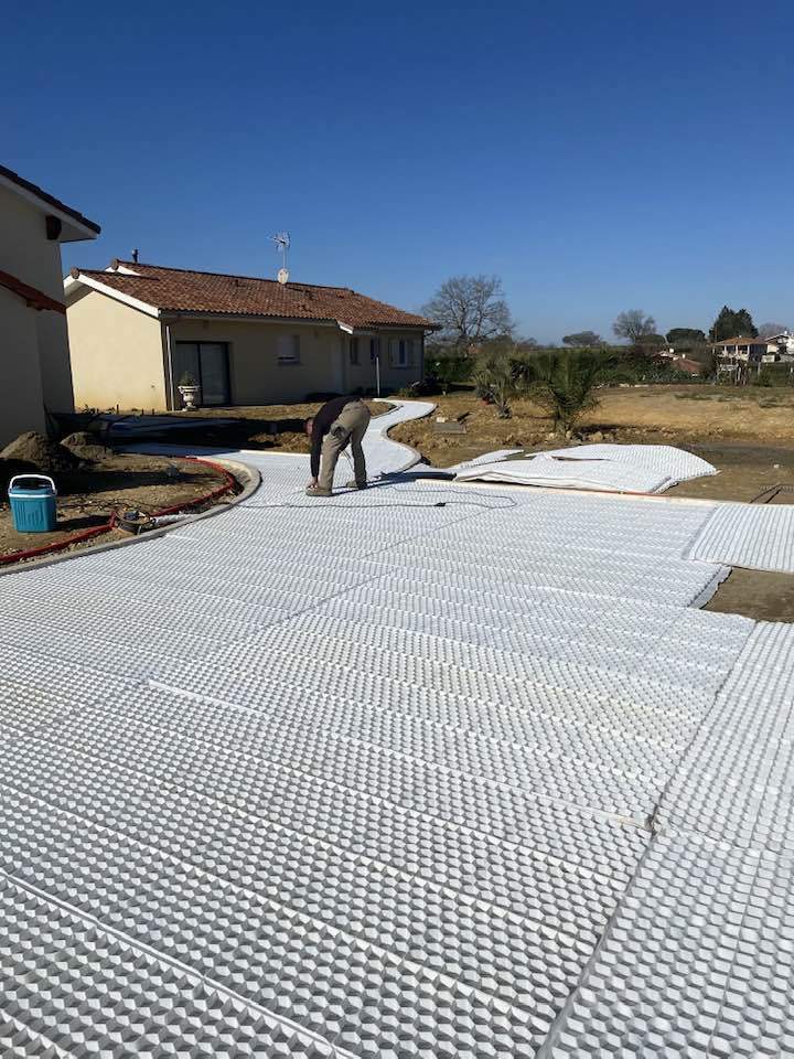 Aménagement de cours en bordures travertin Mont-de-Marsan